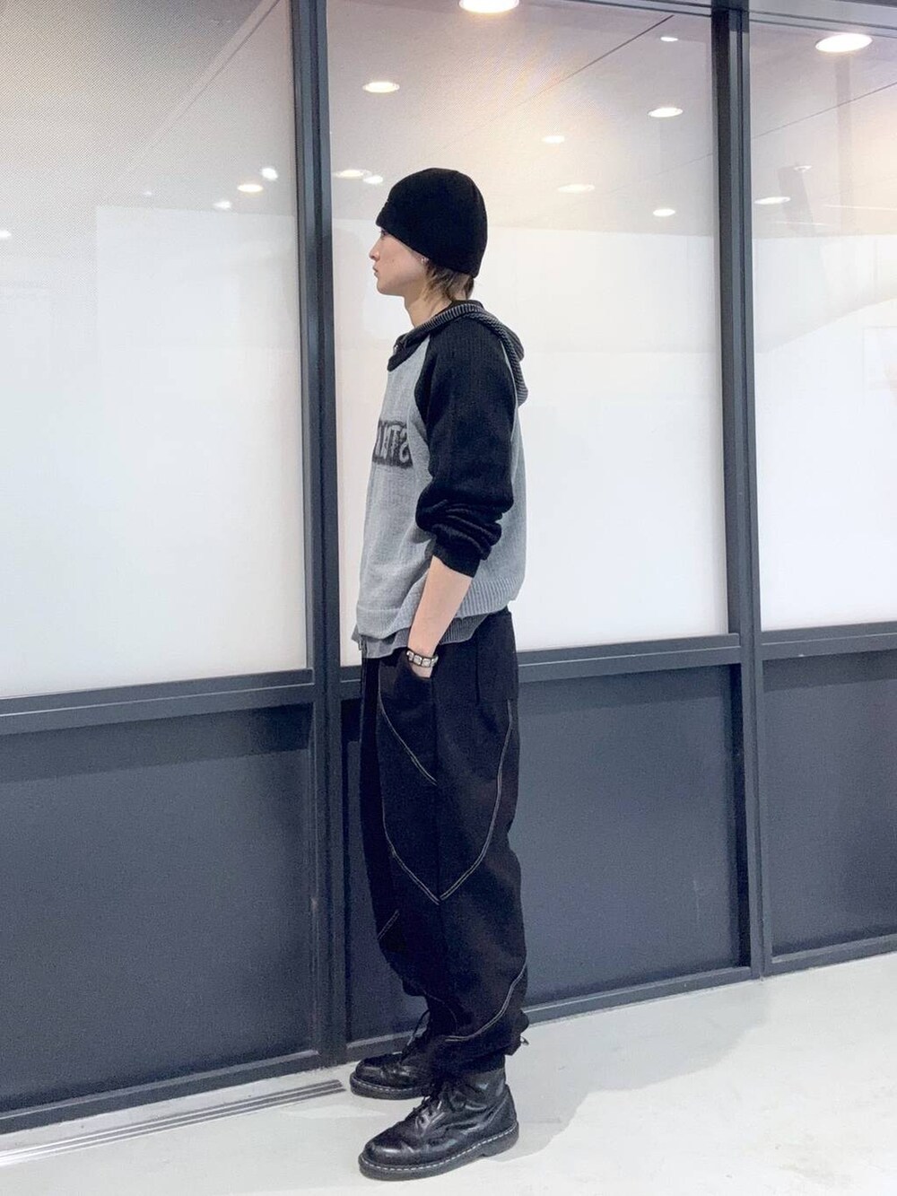 ブラック系のスウェットパンツ、ブラック系のパーカー、その他のニットキャップ/ビーニーを着用したメンズの冬コーディネートの2枚目の写真