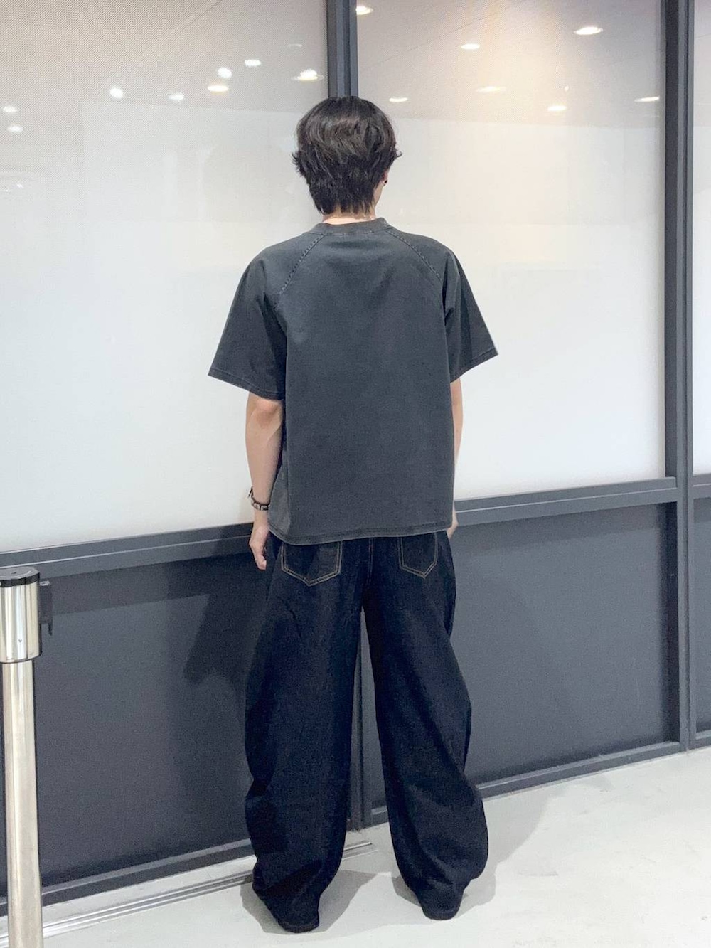 ブルー系のその他パンツ、ブラック系のサングラスを着用したメンズの夏コーディネートの3枚目の写真