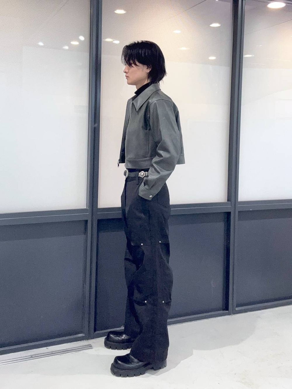 グレー系のライダースジャケットを着用したメンズの春コーディネートの2枚目の写真