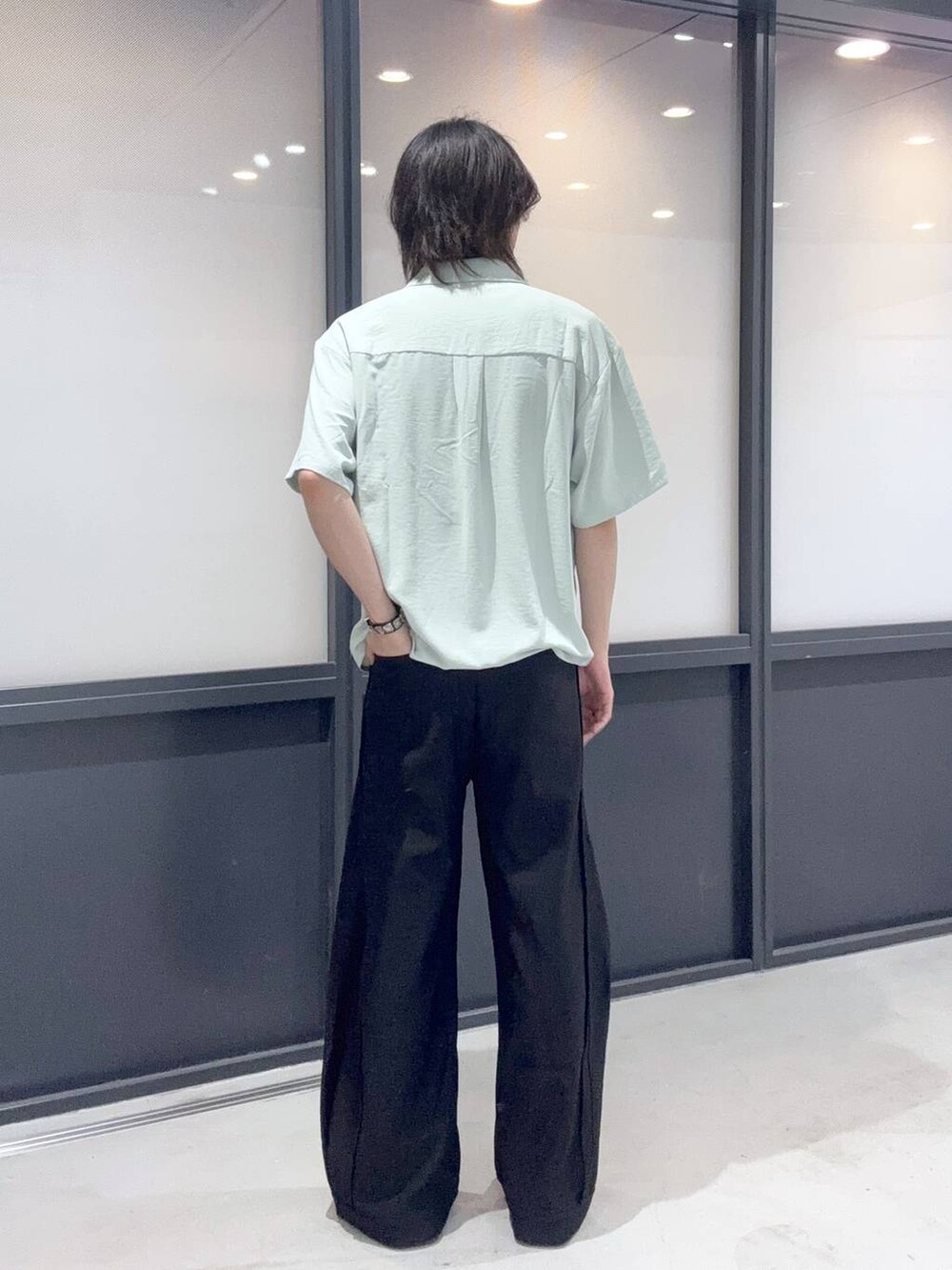 グリーン系のシャツ/ブラウスを着用したメンズの春コーディネートの3枚目の写真