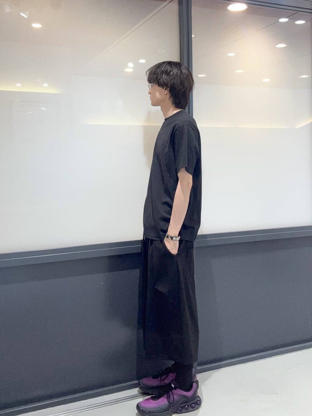 ブラック系のTシャツ/カットソー、ブラック系のスウェットパンツを着用したメンズの夏コーディネートの2枚目の写真