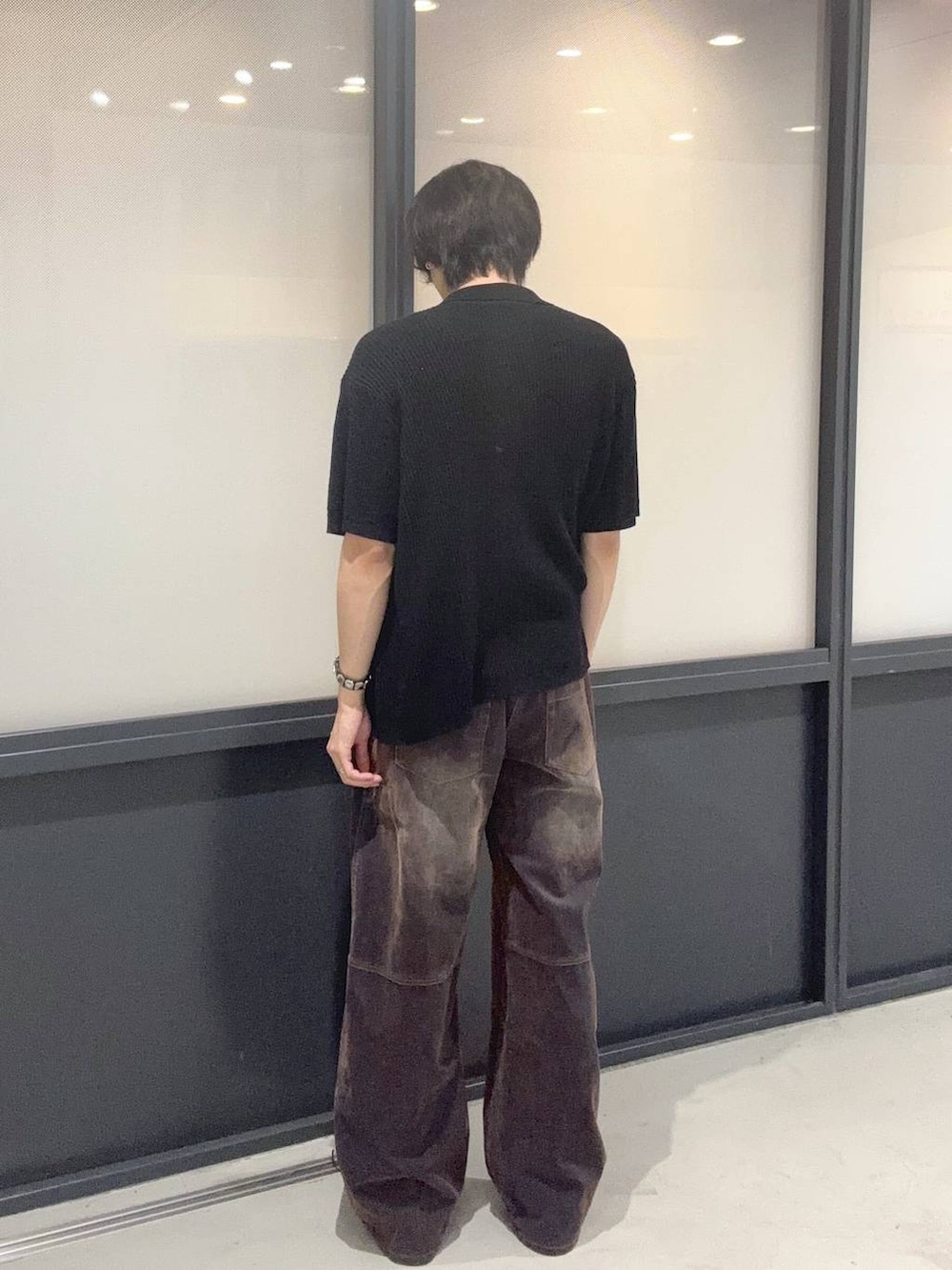 ブラウン系のデニムパンツ、ブラック系のカーディガン/ボレロを着用したメンズの夏コーディネートの3枚目の写真