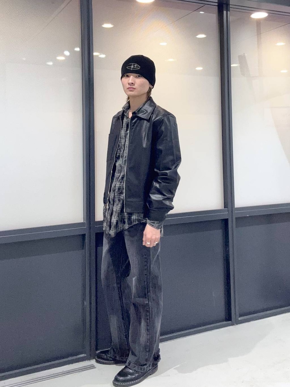 ブラック系のライダースジャケット、ブラック系のシャツ/ブラウス、ブラック系のデニムパンツを着用したメンズの冬コーディネートの2枚目の写真