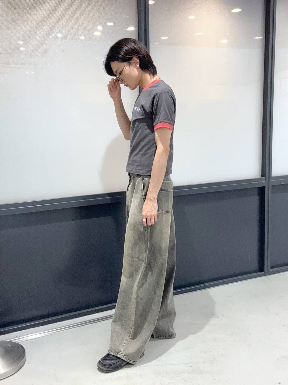 ブラック系のデニムパンツ、グレー系のTシャツ/カットソーを着用したメンズの夏コーディネートの2枚目の写真