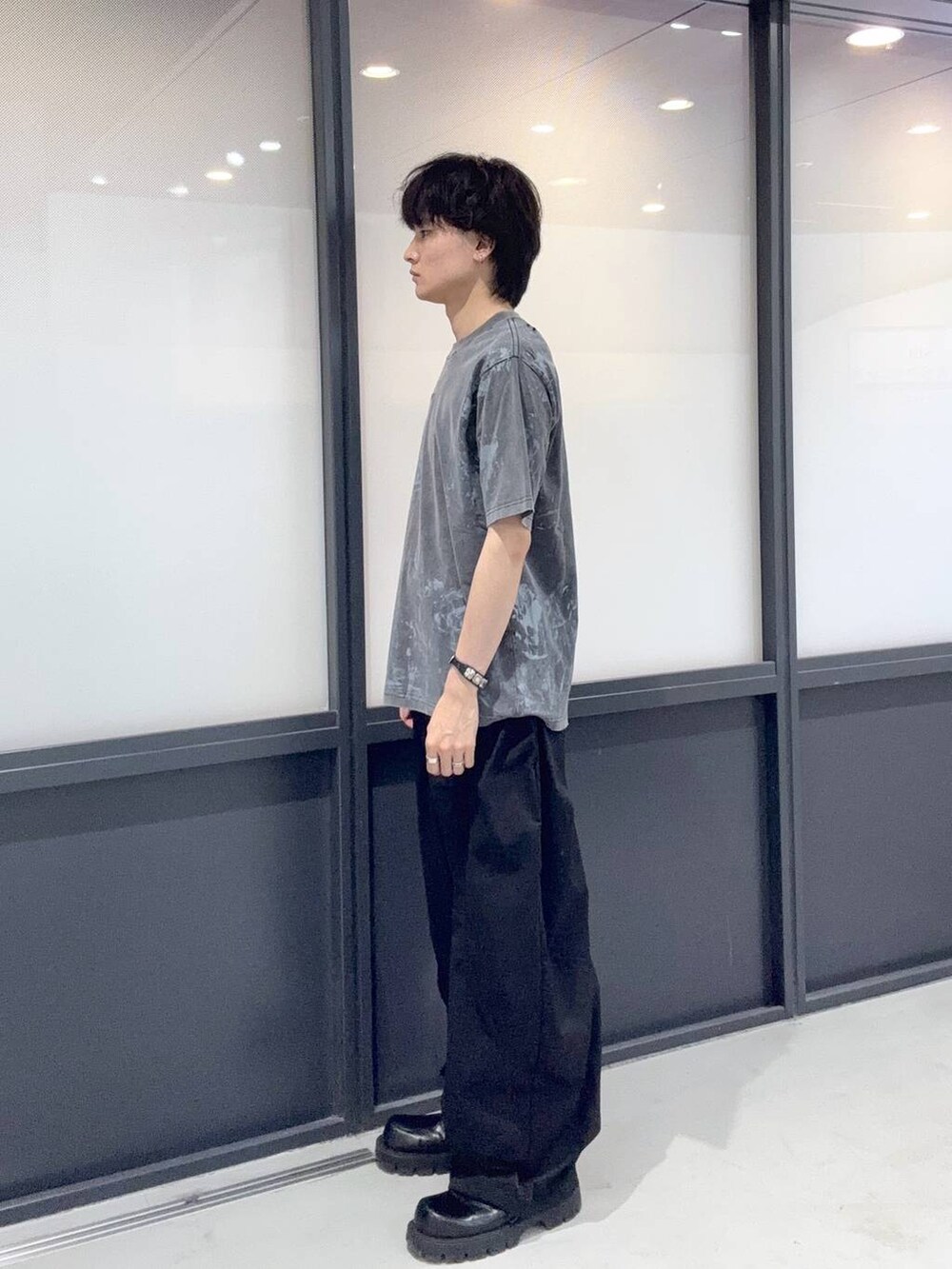 ブラック系のTシャツ/カットソーを着用したメンズの夏コーディネートの2枚目の写真