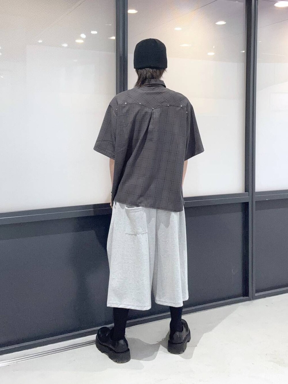 ブラウン系のシャツ/ブラウス、グレー系のスウェットパンツ、その他のニットキャップ/ビーニーを着用したメンズの春コーディネートの3枚目の写真