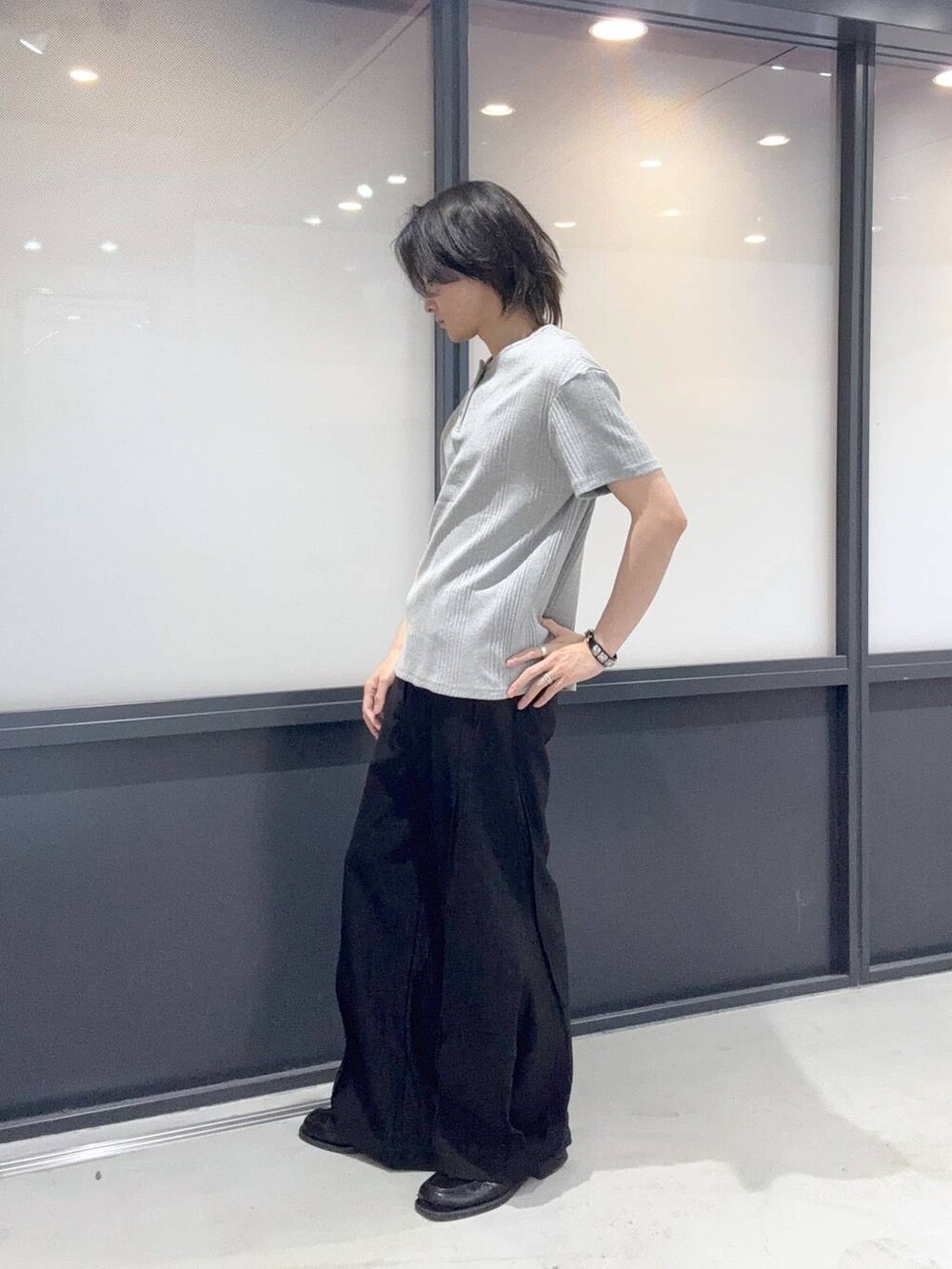 ブラック系のスラックスを着用したメンズの夏コーディネートの2枚目の写真