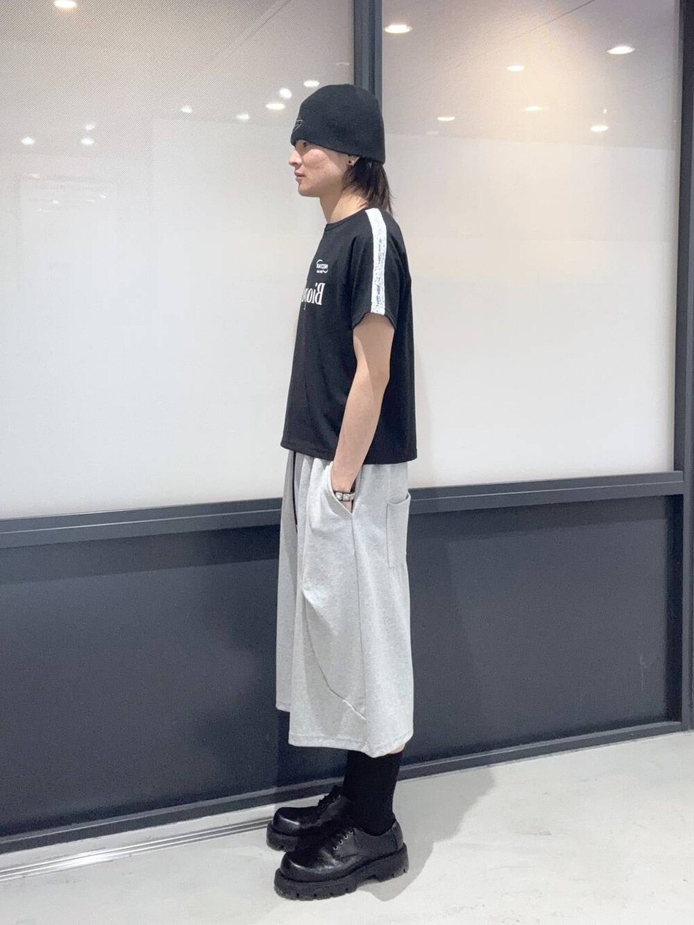 ブラック系のTシャツ/カットソー、グレー系のスウェットパンツ、その他のニットキャップ/ビーニーを着用したメンズの春コーディネートの2枚目の写真