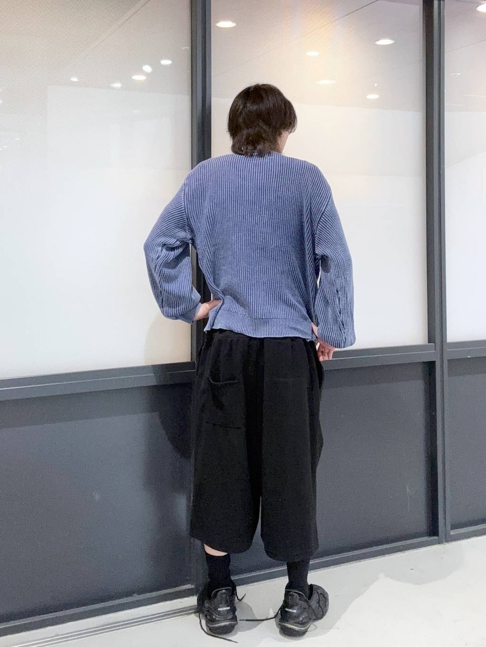 ブルー系のニット/セーターを着用したメンズの春コーディネートの3枚目の写真