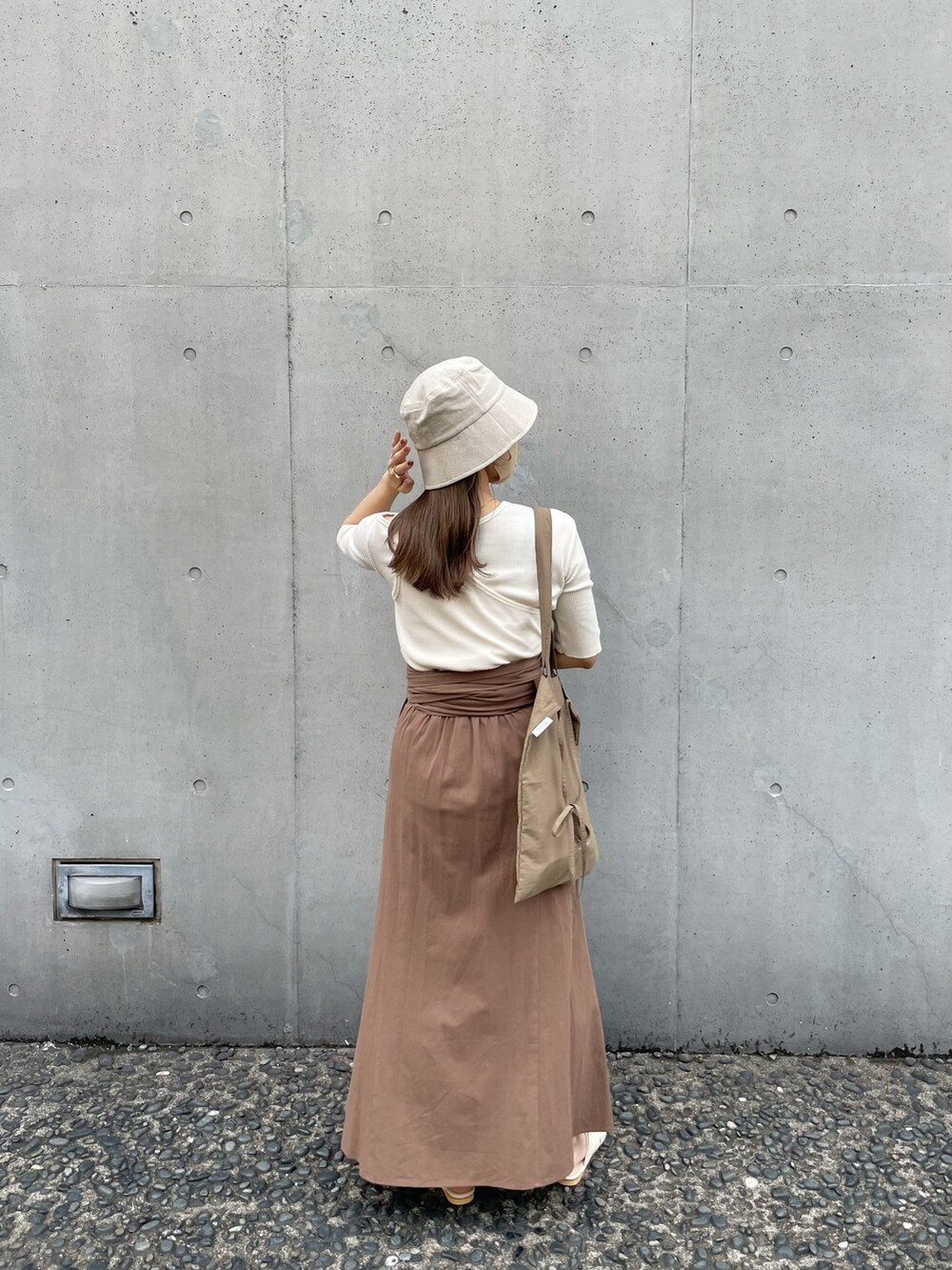 ホワイト系のトップス、ブラウン系のスカート、ブラウン系のトップスを着用したレディースの夏コーディネートの3枚目の写真