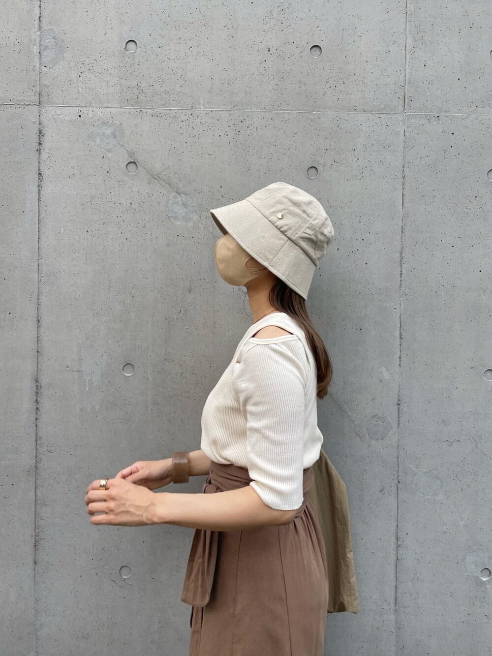 ホワイト系のトップス、ブラウン系のスカート、ブラウン系のトップスを着用したレディースの夏コーディネートの2枚目の写真