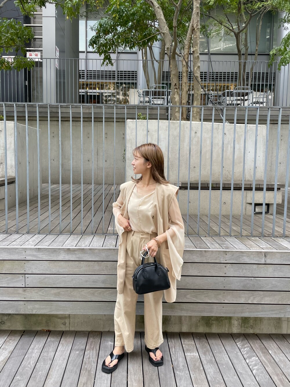 ベージュ系のトップス、ベージュ系のその他パンツ、ベージュ系のベストを着用したレディースの夏コーディネートの2枚目の写真