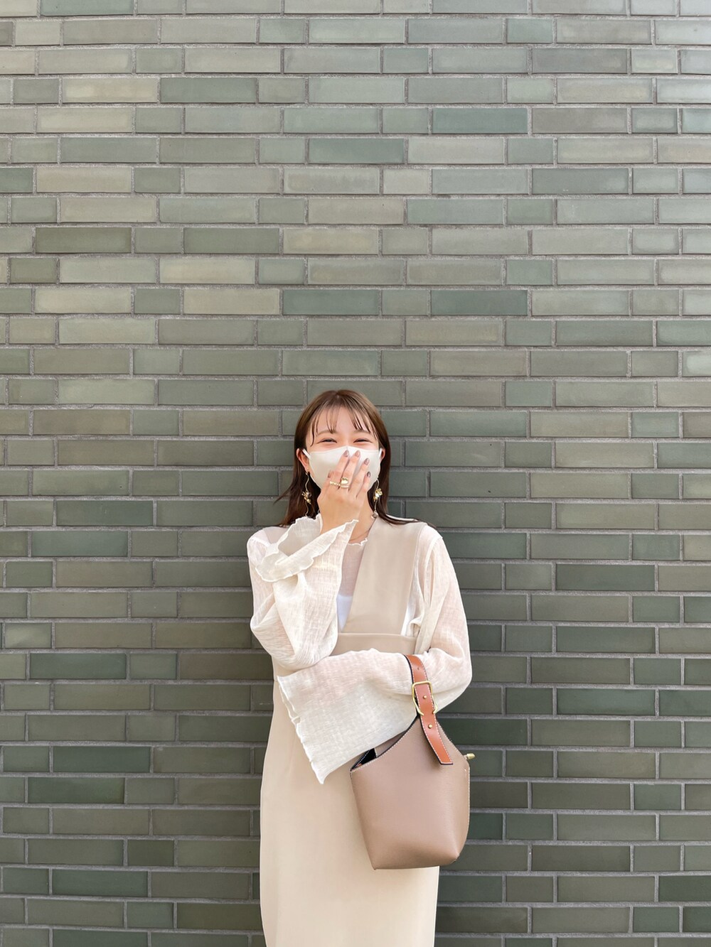 ブラウン系のバッグ、ベージュ系のワンピース/ドレス、ブラウン系のトップスを着用したレディースの夏コーディネートの4枚目の写真