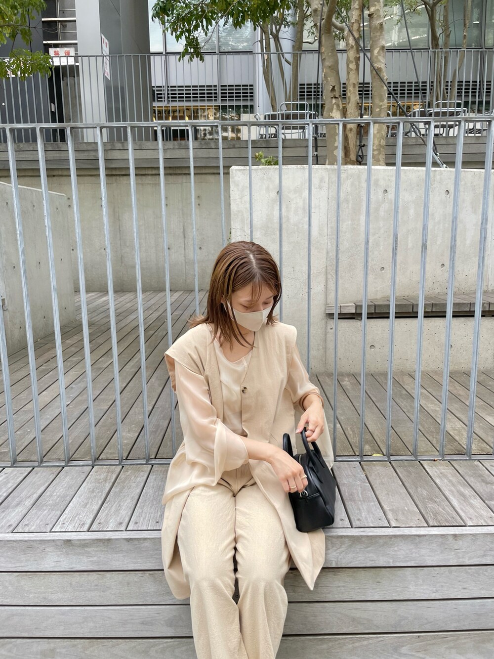 ベージュ系のトップス、ベージュ系のその他パンツ、ベージュ系のベストを着用したレディースの夏コーディネートの3枚目の写真