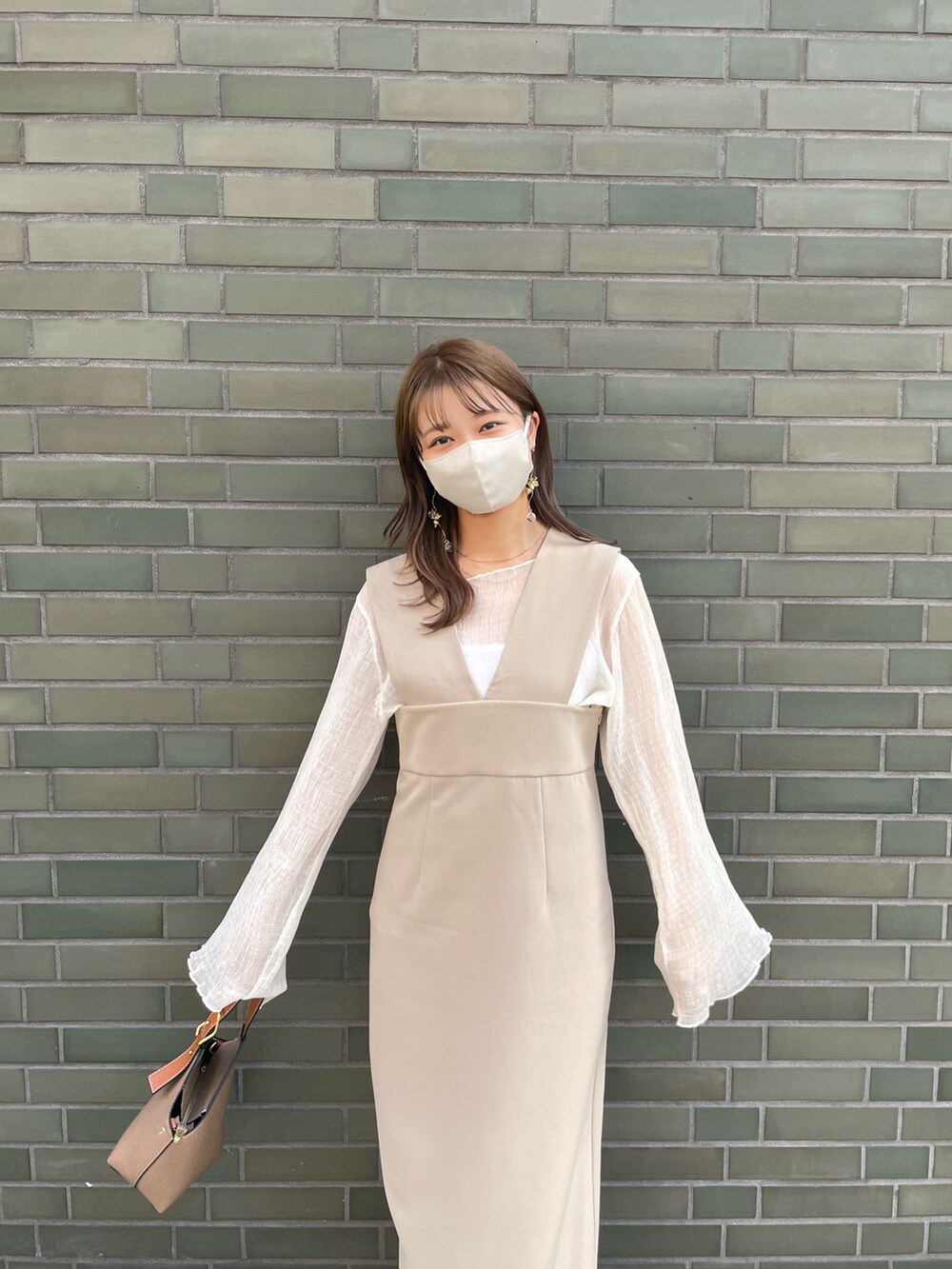 ブラウン系のバッグ、ベージュ系のワンピース/ドレス、ブラウン系のトップスを着用したレディースの夏コーディネートの3枚目の写真