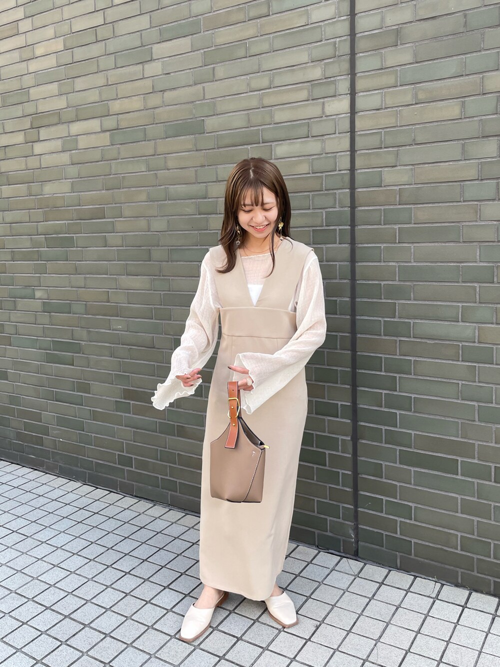 ブラウン系のバッグ、ベージュ系のワンピース/ドレス、ブラウン系のトップスを着用したレディースの夏コーディネートの2枚目の写真