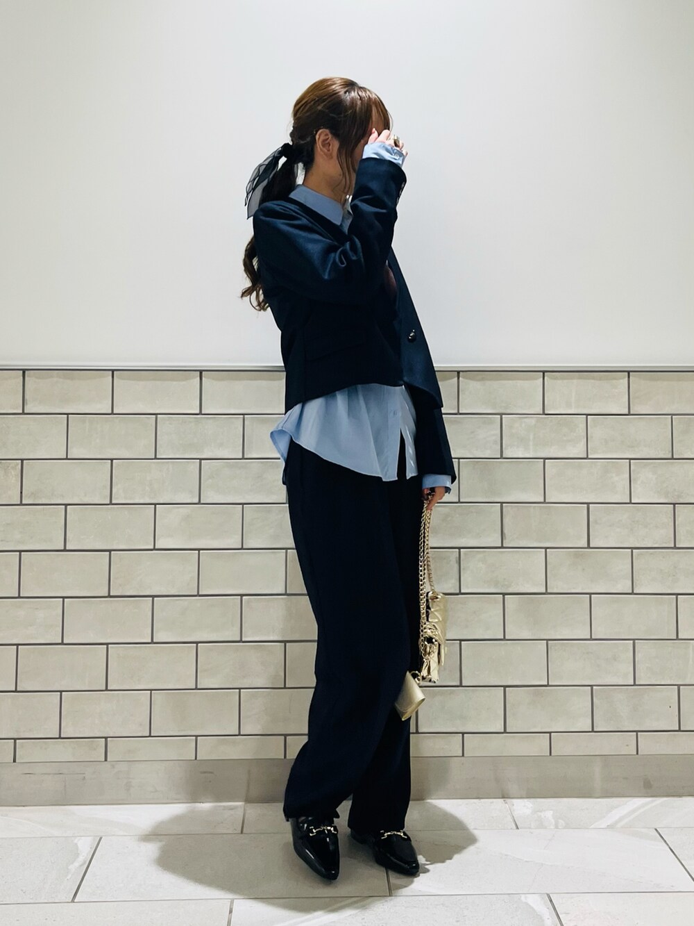 グレー系のジャケット/アウター、その他のPC・スマホグッズ/家電を着用したレディースの夏コーディネートの4枚目の写真