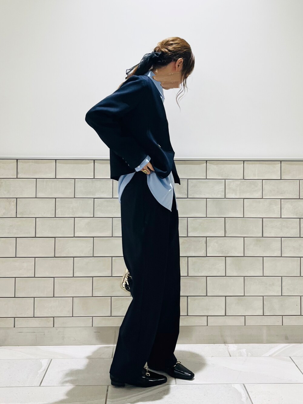 グレー系のジャケット/アウター、その他のPC・スマホグッズ/家電を着用したレディースの夏コーディネートの5枚目の写真