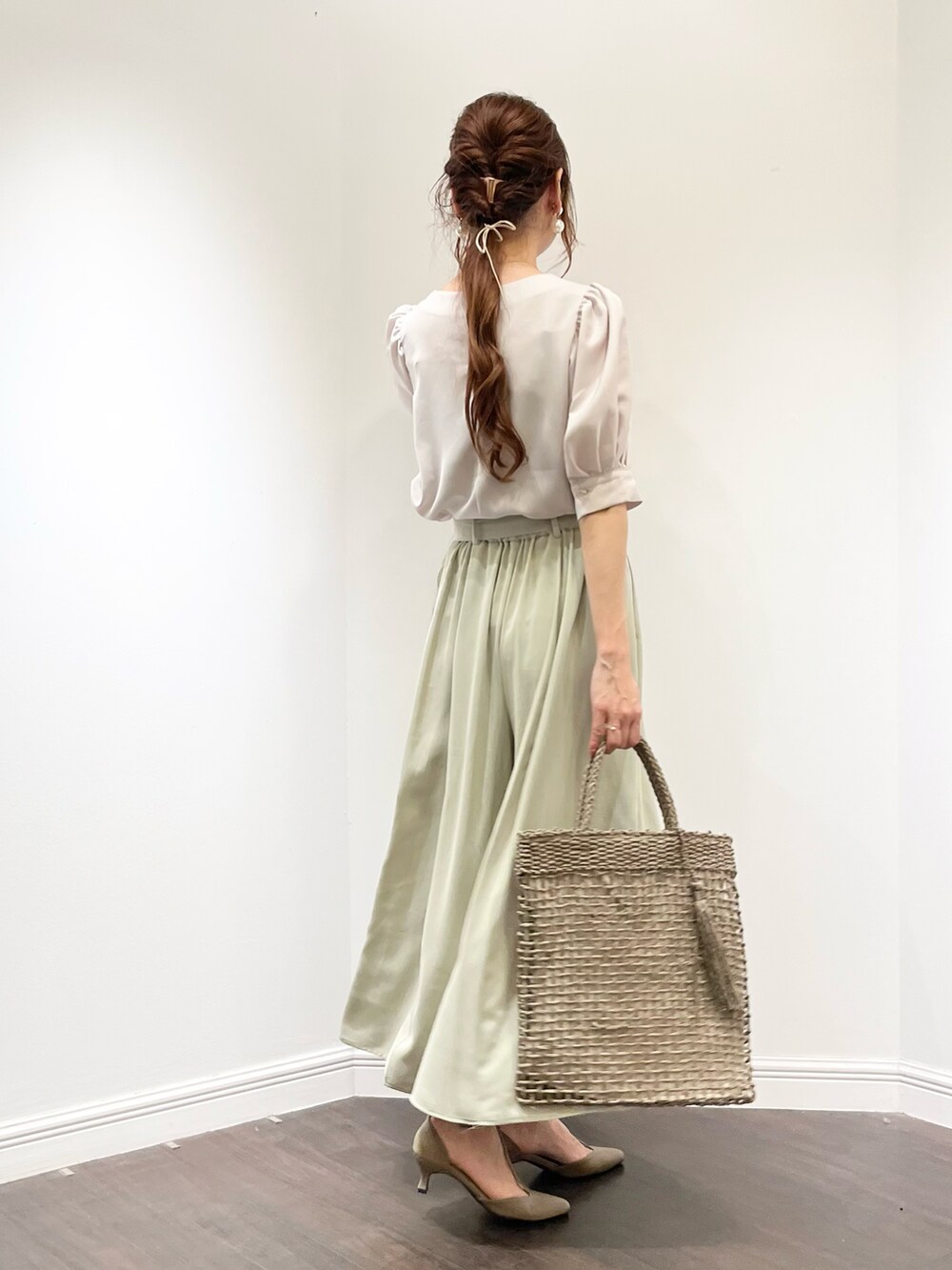 ベージュ系のシャツ/ブラウス、グリーン系のその他パンツ、ベージュ系のパンプスを着用したレディースの春コーディネートの2枚目の写真