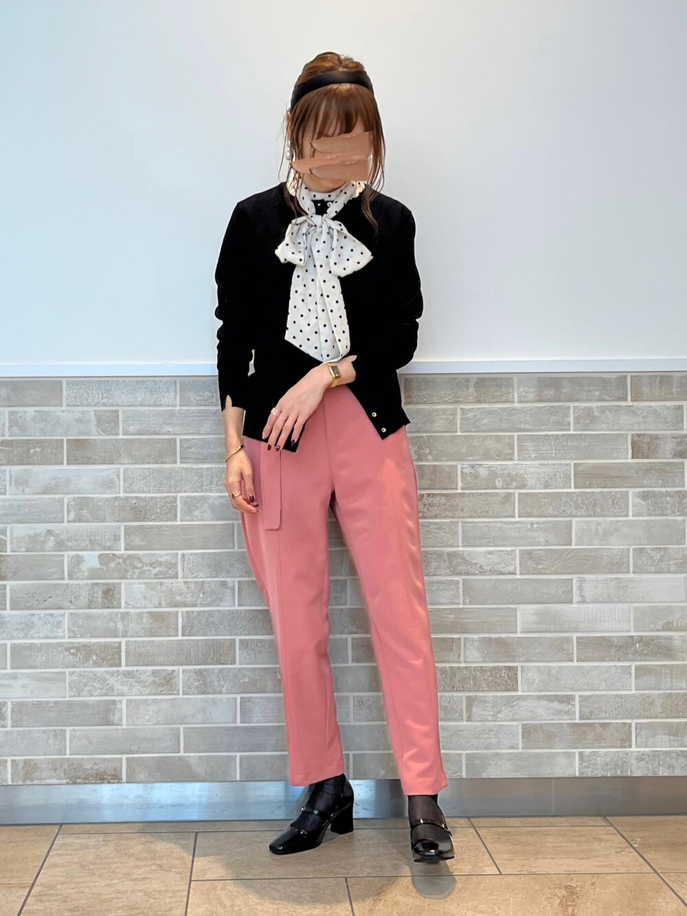ピンク系のその他パンツ、ブラック系のカーディガン/ボレロ、ホワイト系のシャツ/ブラウスを着用したレディースの秋コーディネートの4枚目の写真