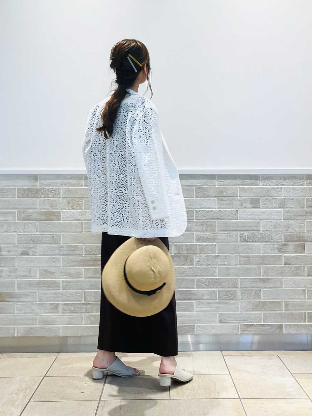 「いまどきジャケット写真、レース、ワンピース、オトナ女子、シンプルコーデ、夏コーデ、むぎわら帽子、キレイめコーデ、夏、ニットワンピース、ブラウン、テチチ(Te chichi)、Te chichi(Te chichi)」｜「Te chichiのアイテム（ジャケット/アウター、ホワイト系）」を使った、Wendyさん（レディース・162cm）の春コーディネートの3枚目の写真