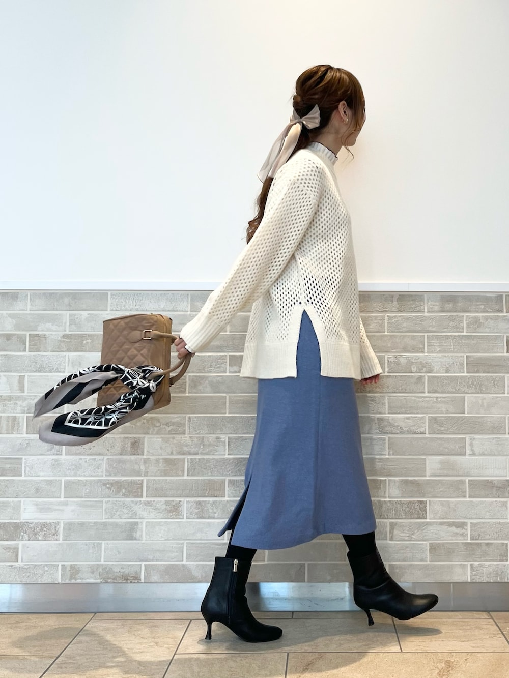 ベージュ系のハンドバッグ、ホワイト系のTシャツ/カットソー、ホワイト系のニット/セーターを着用したレディースの秋コーディネートの4枚目の写真