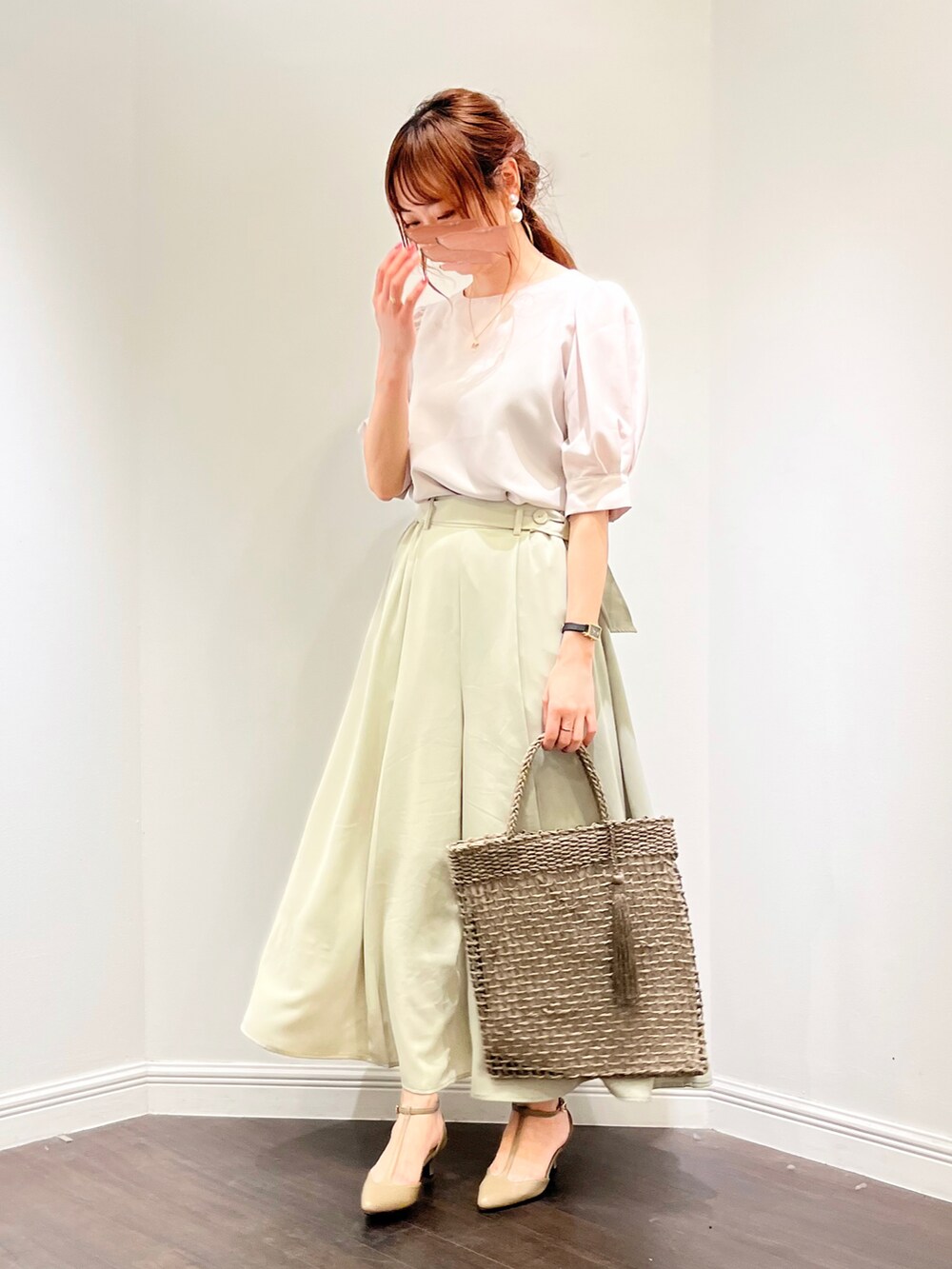 ベージュ系のシャツ/ブラウス、グリーン系のその他パンツ、ベージュ系のパンプスを着用したレディースの春コーディネートの3枚目の写真