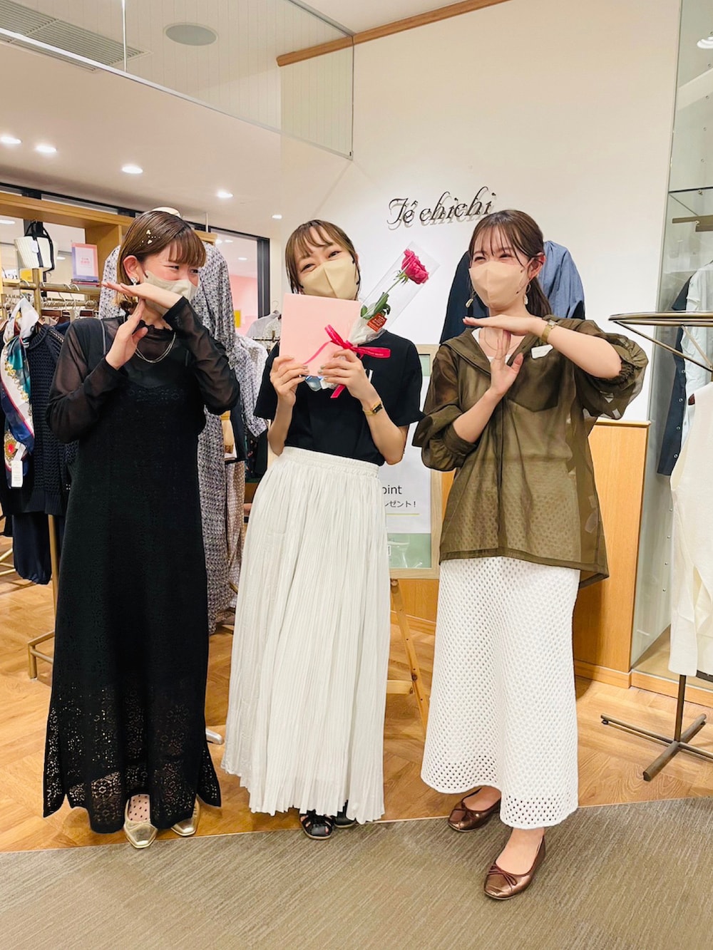 ブラック系のTシャツ/カットソー、グレー系のスカート、ブラック系のワンピースを着用したレディースの春コーディネートの2枚目の写真