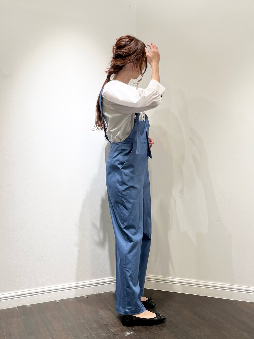 ホワイト系のシャツ/ブラウス、ブルー系のサロペット/オーバーオール、ブラック系のパンプスを着用したレディースの春コーディネートの2枚目の写真