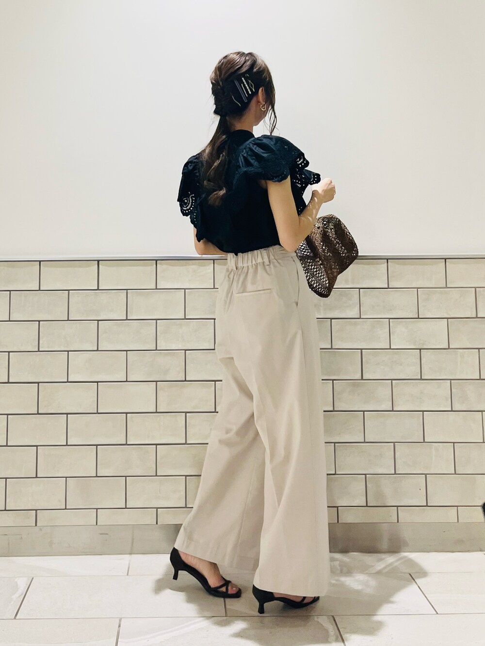 ブラック系のシャツ/ブラウス、グレー系のその他パンツ、ブラック系のサンダルを着用したレディースの夏コーディネートの3枚目の写真