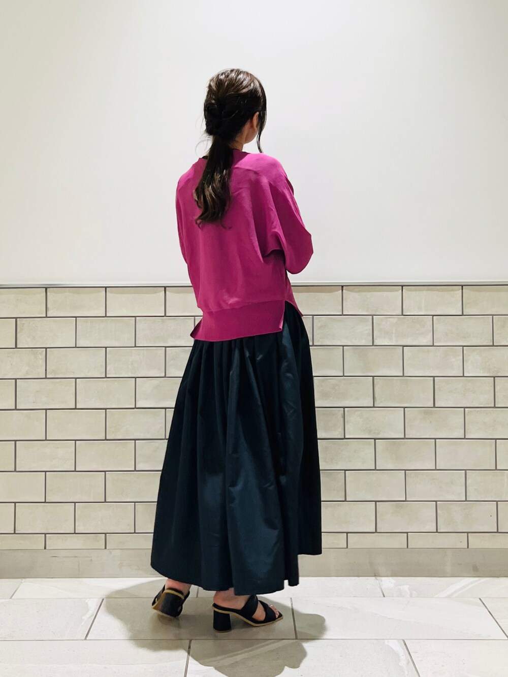 ブラック系のワンピース、ブラック系のサンダル、その他のスマホグッズを着用したレディースの夏コーディネートの2枚目の写真