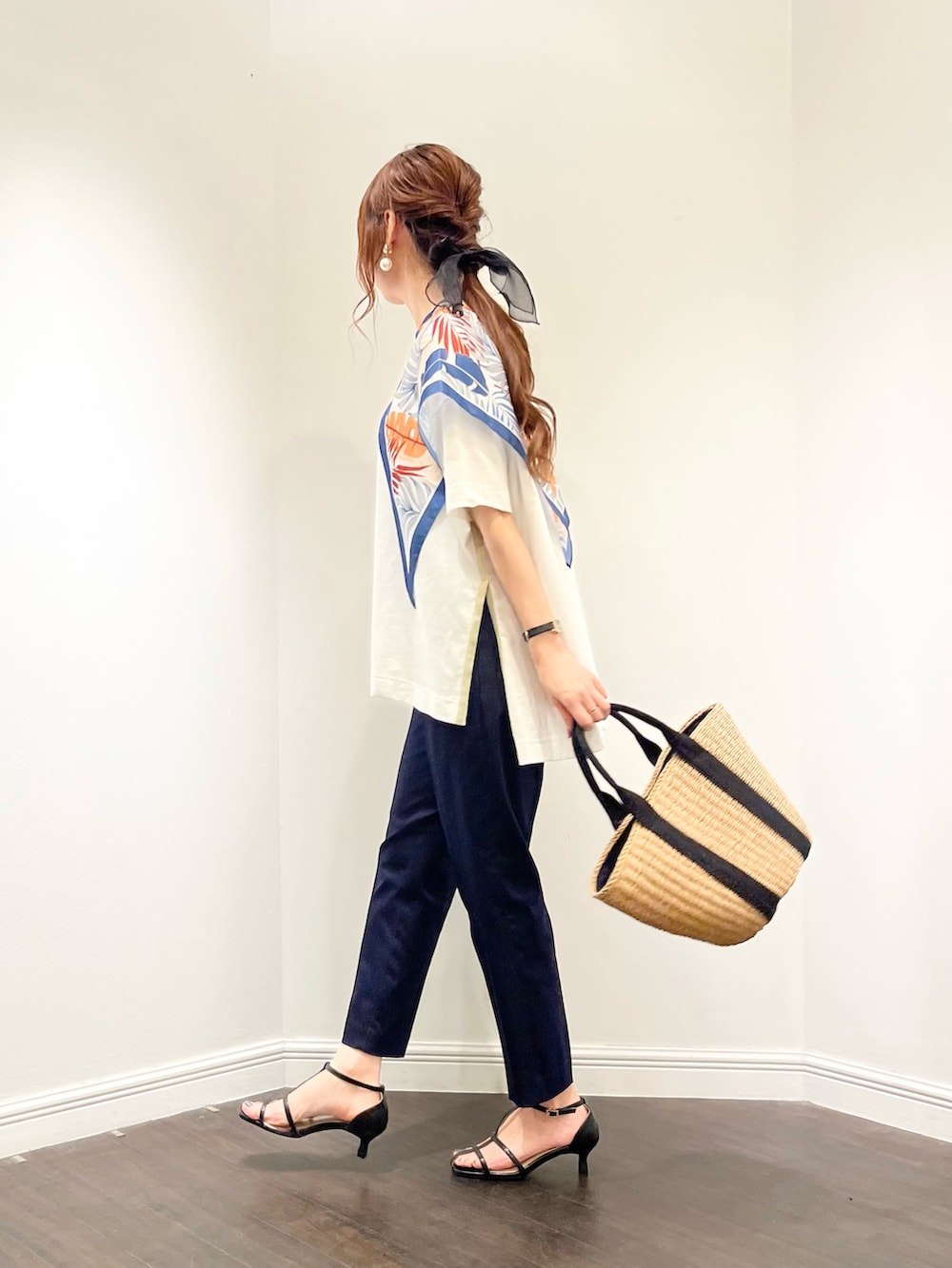 ブルー系のその他パンツ、グレー系のTシャツ/カットソー、ブラック系のシューズを着用したレディースの春コーディネートの2枚目の写真