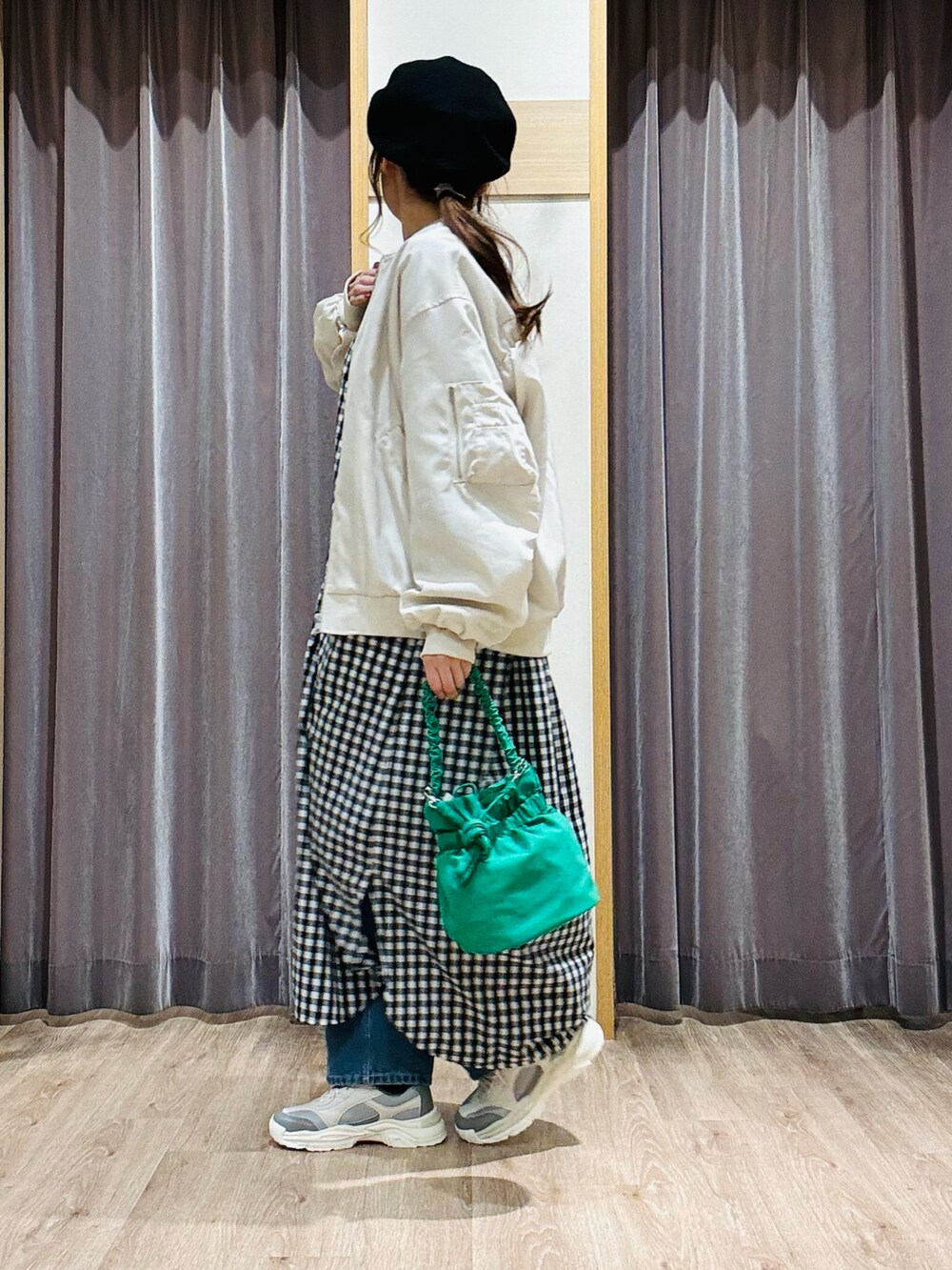 ホワイト系のノーカラージャケット、ブラック系のワンピース、ブルー系のその他パンツを着用したレディースの春コーディネートの4枚目の写真