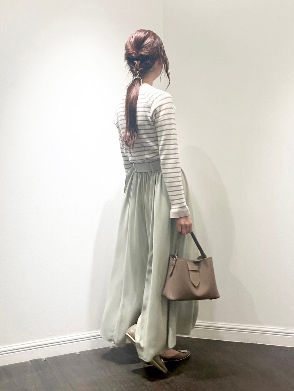 ベージュ系のニット/セーター、グリーン系のその他パンツ、ブラウン系のパンプスを着用したレディースの春コーディネートの2枚目の写真