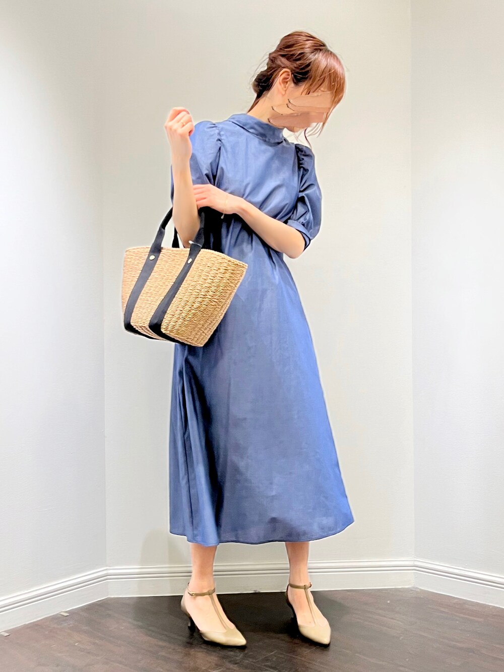 ブルー系のワンピース、ベージュ系のパンプス、イエロー系のハンドバッグを着用したレディースの春コーディネートの4枚目の写真