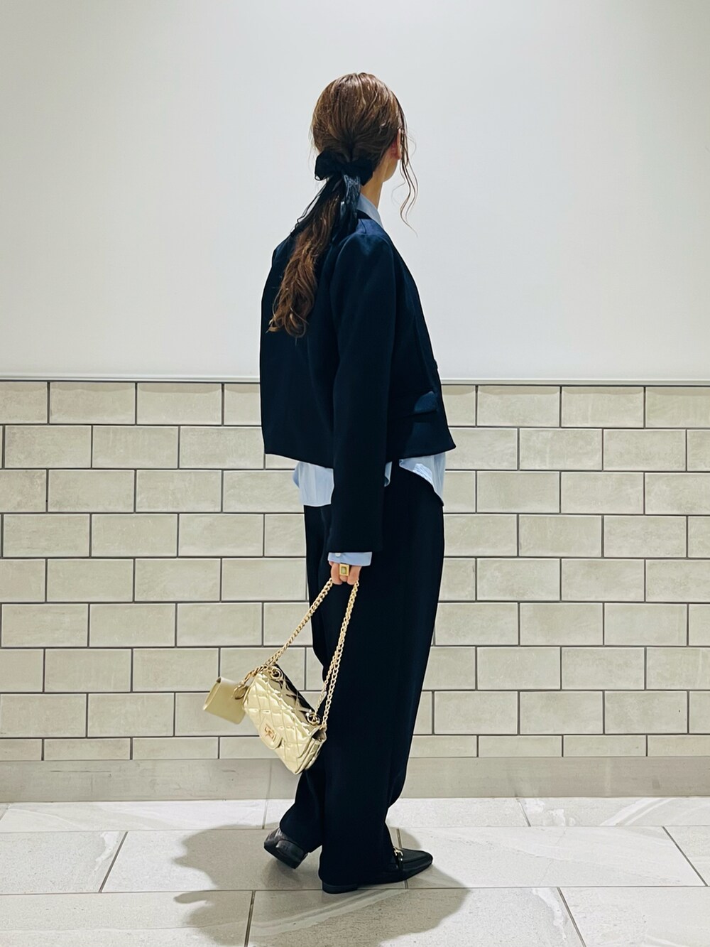 グレー系のジャケット/アウター、その他のPC・スマホグッズ/家電を着用したレディースの夏コーディネートの2枚目の写真