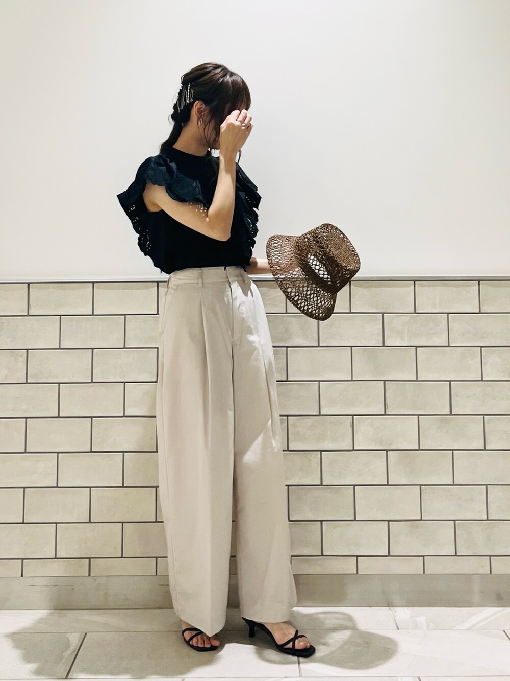ブラック系のシャツ/ブラウス、グレー系のその他パンツ、ブラック系のサンダルを着用したレディースの夏コーディネートの2枚目の写真