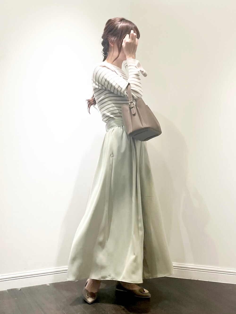 ベージュ系のニット/セーター、グリーン系のその他パンツ、ブラウン系のパンプスを着用したレディースの春コーディネートの3枚目の写真