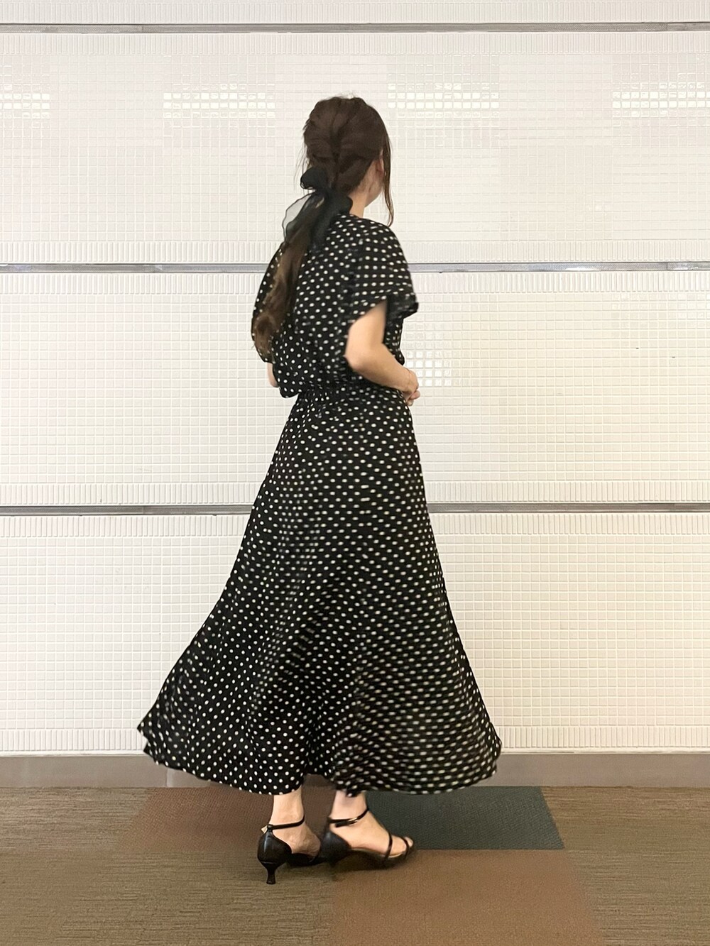 ブラック系のシャツ/ブラウス、ブラック系のスカート、ブラック系のサンダルを着用したレディースの夏コーディネートの5枚目の写真