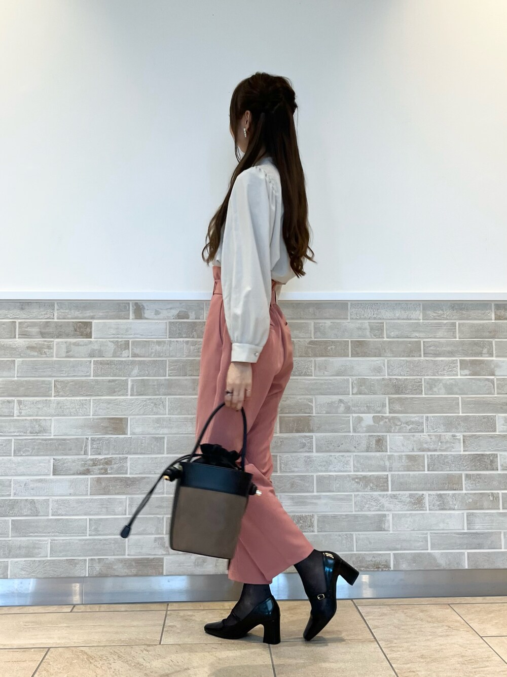 ピンク系のその他パンツ、ブラウン系のハンドバッグ、ブラック系のパンプスを着用したレディースの秋コーディネートの4枚目の写真
