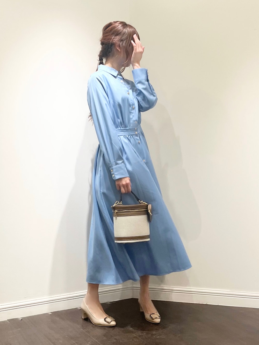 ブルー系のワンピース、ベージュ系のドレスシューズ、ブラウン系のショルダーバッグを着用したレディースの春コーディネートの4枚目の写真