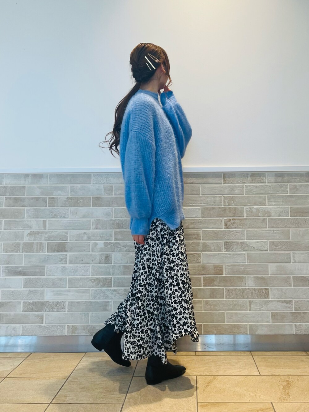 「シンプルスタイル、おでかけコーデ、大人コーデ、青、花柄、テチチ(Te chichi)、Te chichi(Te chichi)」|「Te chichiのエアリーシャギーニット(ニット/セーター、ブルー系)」を使った、Wendyさん(レディース・162cm)の冬コーディネートの3枚目の写真