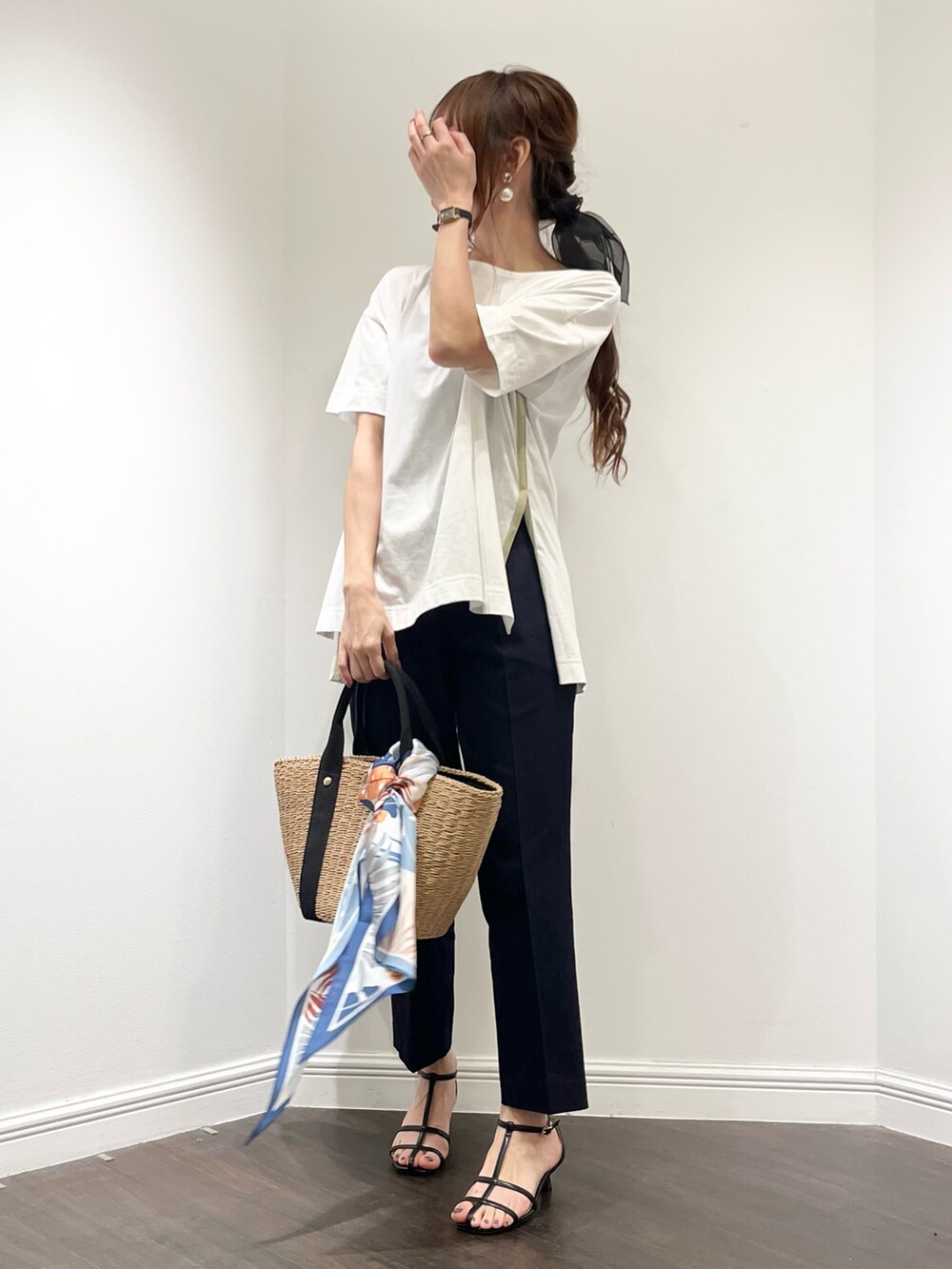 ブルー系のその他パンツ、グレー系のTシャツ/カットソー、ブラック系のシューズを着用したレディースの春コーディネートの5枚目の写真