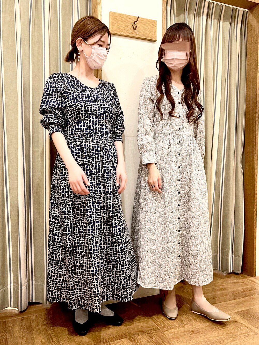 「ワンピース、ロングワンピース、リバティ、パンプス、大人かわいい、キレイめ、お出かけコーデ、春服、春コーデ、春カラー、シンプル、シンプルコーデ、オトナ女子、ネイビー、ネイビー×ホワイト」|「Te chichiのリバティプリント前釦ワンピース(ワンピース、ホワイト系)」を使った、Wendyさん(レディース・162cm)の冬コーディネートの2枚目の写真