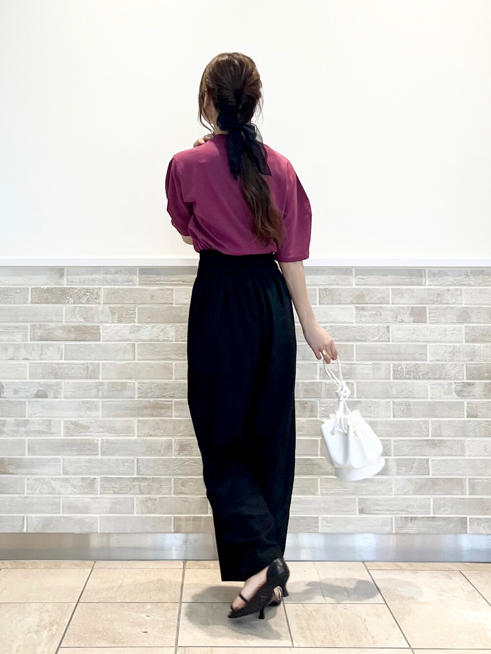 ブラック系のその他パンツ、ブラック系のサンダル、ホワイト系のショルダーバッグを着用したレディースの夏コーディネートの3枚目の写真