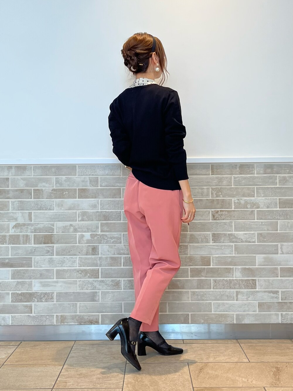ピンク系のその他パンツ、ブラック系のカーディガン/ボレロ、ホワイト系のシャツ/ブラウスを着用したレディースの秋コーディネートの3枚目の写真