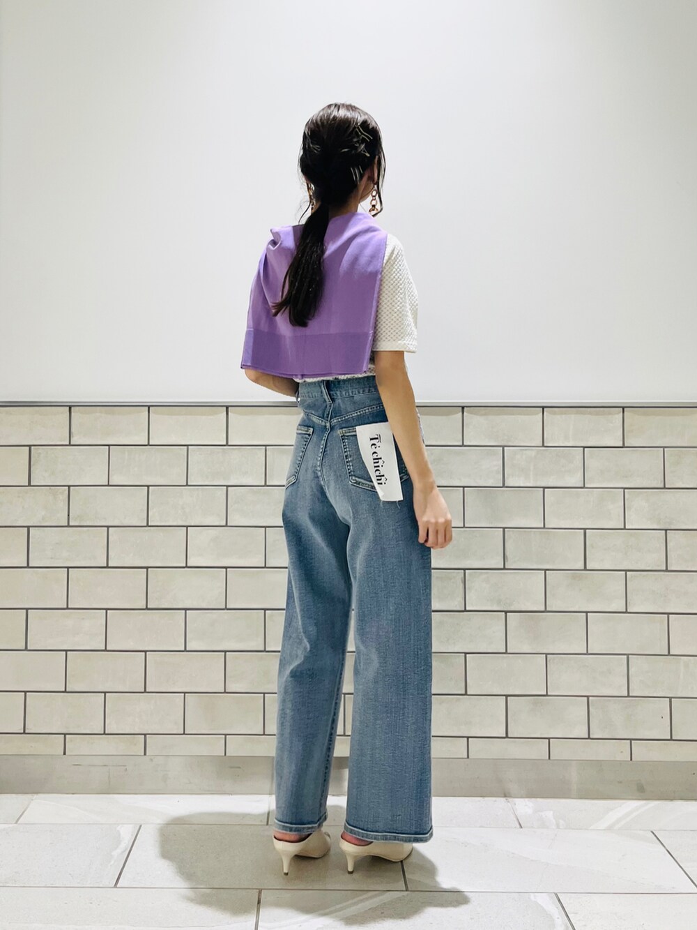 ホワイト系のサンダル、ブルー系のデニムパンツ、ホワイト系のTシャツ/カットソーを着用したレディースの春コーディネートの2枚目の写真