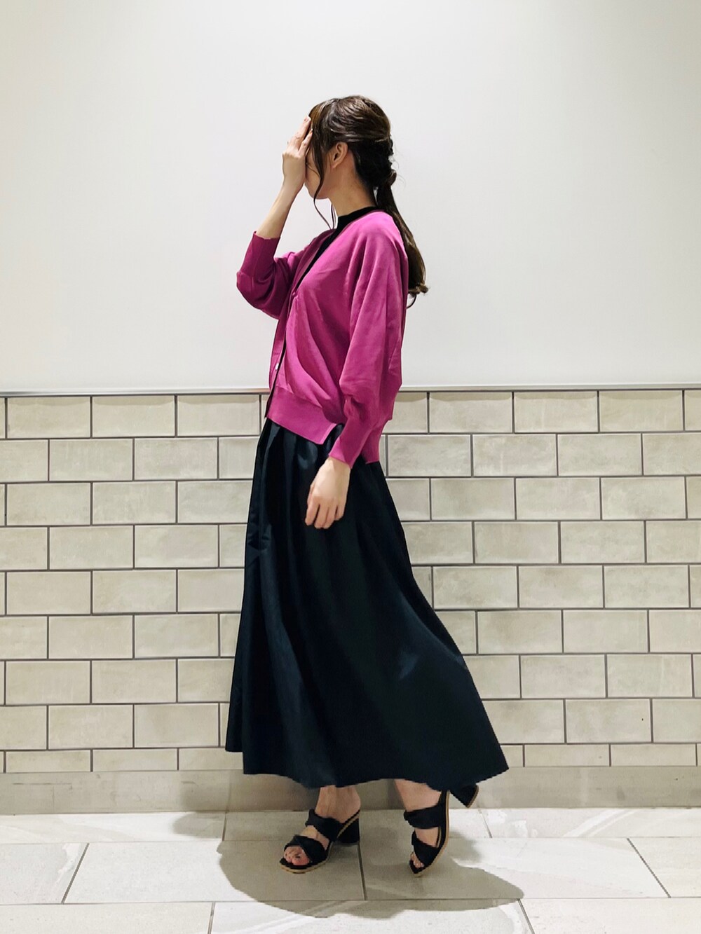 ブラック系のワンピース、ブラック系のサンダル、その他のスマホグッズを着用したレディースの夏コーディネートの3枚目の写真