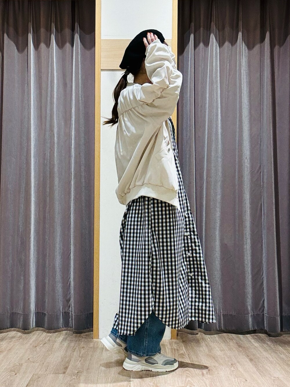 ホワイト系のノーカラージャケット、ブラック系のワンピース、ブルー系のその他パンツを着用したレディースの春コーディネートの2枚目の写真