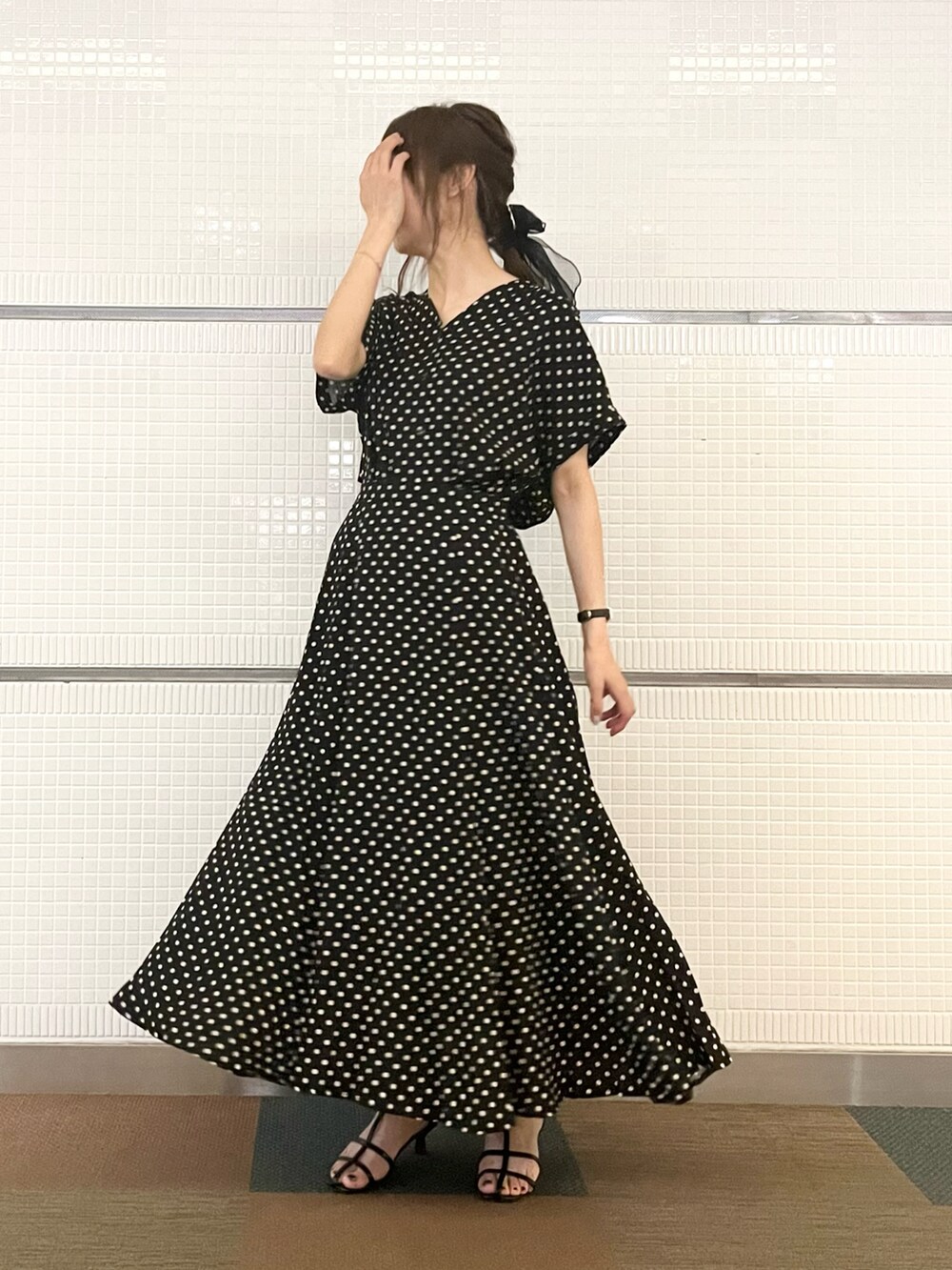 ブラック系のシャツ/ブラウス、ブラック系のスカート、ブラック系のサンダルを着用したレディースの夏コーディネートの3枚目の写真